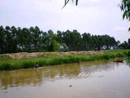 Nghi can vut xac nu sinh loa the xuong song bi bat