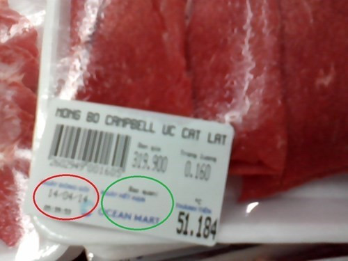 Sản phẩm thịt bò ở siêu thị Ocean Mart Trung Hòa chỉ ghi ngày sản xuất (vòng tròn đỏ), còn ngày hết hạn thì để trống (vòng tròn xanh). (Ảnh báo Kiến thức chụp ngày 14/4/2014) Sản phẩm thịt bò ở siêu thị Ocean Mart Trung Hòa chỉ ghi ngày sản xuất (vòng tròn đỏ), còn ngày hết hạn thì để trống (vòng tròn xanh). (Ảnh báo Kiến thức chụp ngày 14/4/2014)