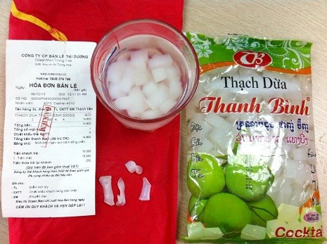 Mẫu thạch dừa bị khách hàng nghi làm từ ni-lông bán tại siêu thị Ocean Mart Trung Hòa. Mẫu thạch dừa bị khách hàng nghi làm từ ni-lông bán tại siêu thị Ocean Mart Trung Hòa.
