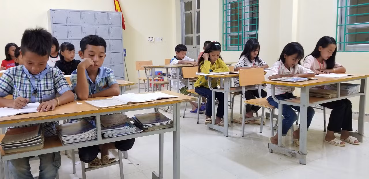 Học sinh bán trú ôn, học bài buổi tối tại lớp. Ảnh: NVCC. Học sinh bán trú ôn, học bài buổi tối tại lớp. Ảnh: NVCC.