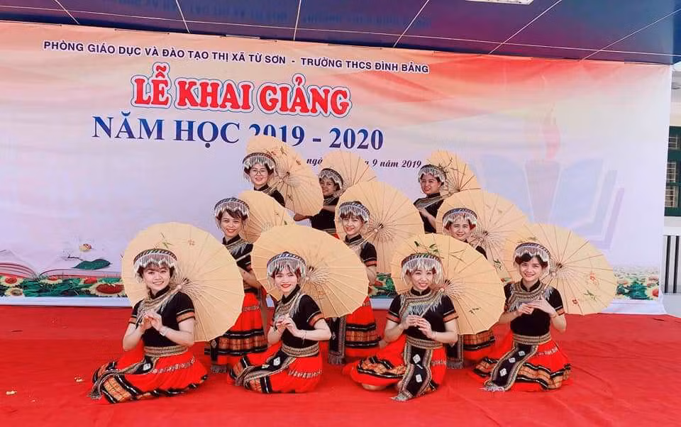 Sau lễ Khai giảng năm học mới 2019-2020 ấn tượng, phụ huynh Trường Trung học cơ sở Đình Bảng đã được thông báo đóng nhiều khoản tiền ngoài quy định. Ảnh chỉ mang tính chất minh họa, nguồn: Trường Trung học cơ sở Đình Bảng.