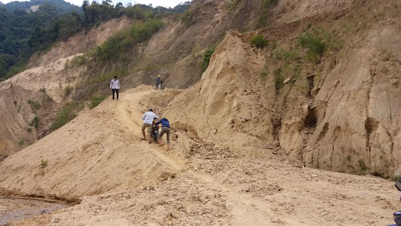 Giáo viên thay nhau vào bản vận động, thuyết phục phụ huynh cho con em đến trường đi học. Ảnh: NVCC. Giáo viên thay nhau vào bản vận động, thuyết phục phụ huynh cho con em đến trường đi học. Ảnh: NVCC.