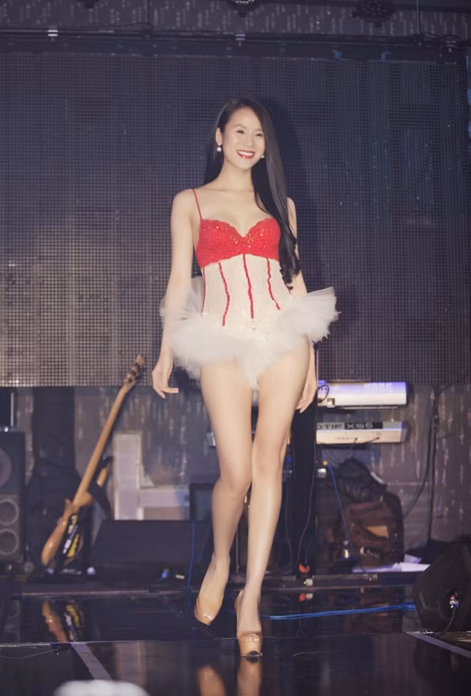 Thái Hà gợi cảm với nội y trên sàn diễn.