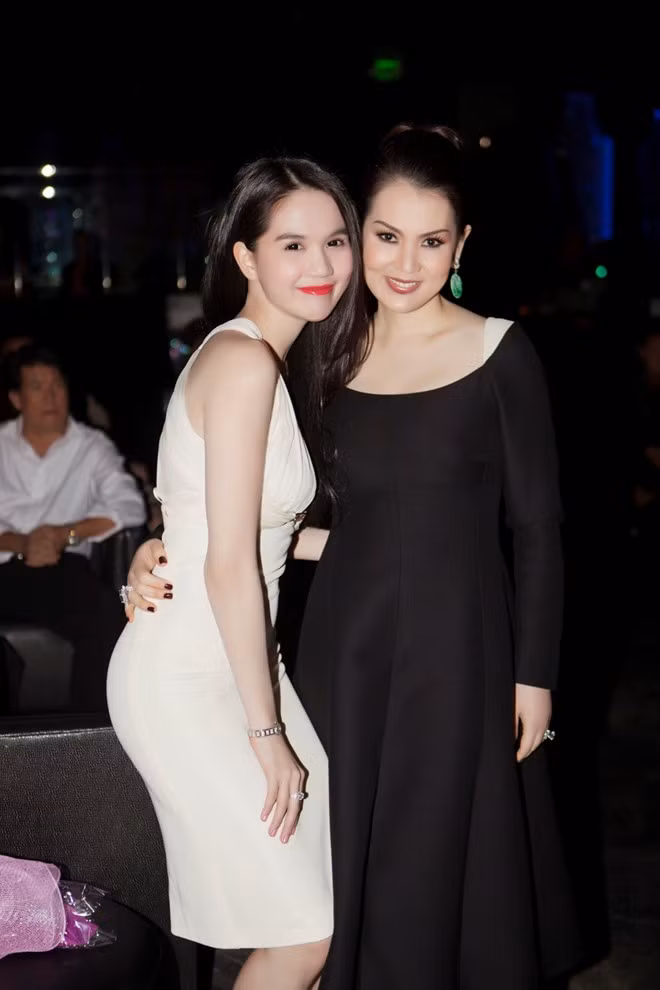 Ngọc Trinh cũng có dịp hội ngộ diễn viên điện ảnh Kim Thoa.