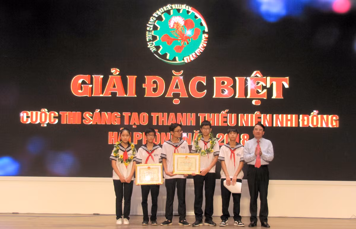 Ông Lê Khắc Nam, Phó Chủ tịch Ủy ban nhân dân thành phố Hải Phòng trao giải Đặc biệt tặng nhóm tác giả Trường Trung học cơ sở Chu Văn An (Ngô Quyền). (Ảnh: CTV)