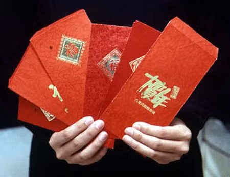 Vào dịp Tết, đại gia này càng có cơ hội để thể hiện sự chơi ngông của mình. Năm nay, bà đốt Tiền để thể hiện đẳng cấp theo những phong bao lì xì. Ảnh minh họa.
