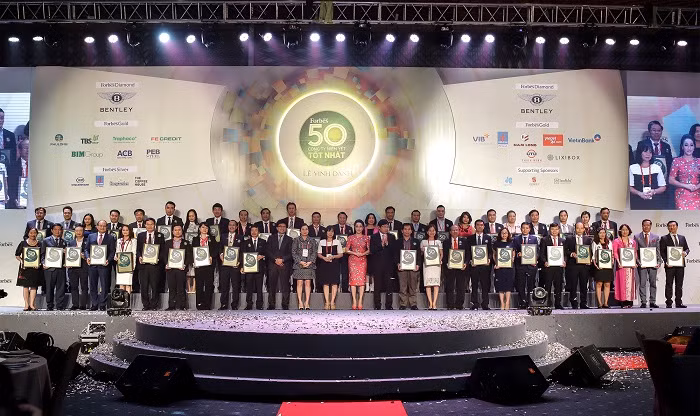 Ông Đỗ Thanh Tuấn – Giám đốc Đối Ngoại Vinamilk cùng đại diện Top 50 công ty niêm yết tốt nhất Việt Nam. Ông Đỗ Thanh Tuấn – Giám đốc Đối Ngoại Vinamilk cùng đại diện Top 50 công ty niêm yết tốt nhất Việt Nam.