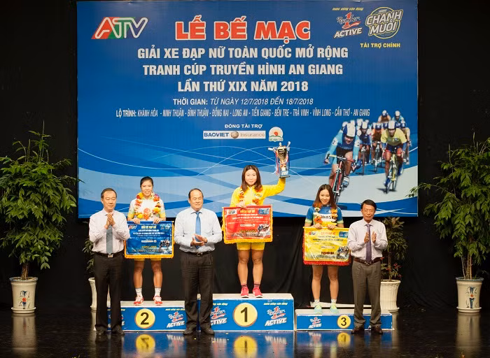 Tay đua Nguyễn Thị Thu Mai đạt áo vàng chung cuộc.