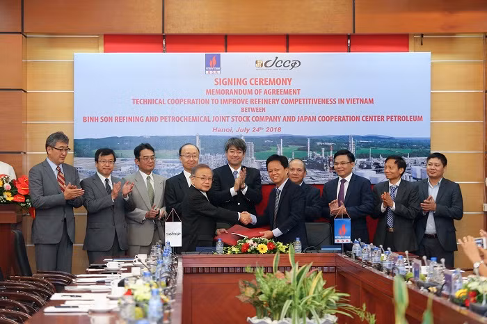 Ký kết thỏa thuận hợp tác về việc nâng cao năng lực cạnh tranh cho nhà máy lọc dầu tại Việt Nam giữa BSR và JCCP. Ký kết thỏa thuận hợp tác về việc nâng cao năng lực cạnh tranh cho nhà máy lọc dầu tại Việt Nam giữa BSR và JCCP.