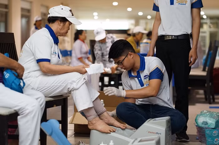Vinamilk tổ chức từ vấn và đo loãng xương miễn phí cho người cao tuổi tham gia chương trình. Vinamilk tổ chức từ vấn và đo loãng xương miễn phí cho người cao tuổi tham gia chương trình.