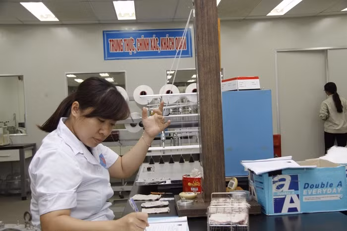 Kỹ sư phòng thí nghiệm PVTEX kiểm tra đánh giá chất lượng sản phẩm tại Nhà máy.