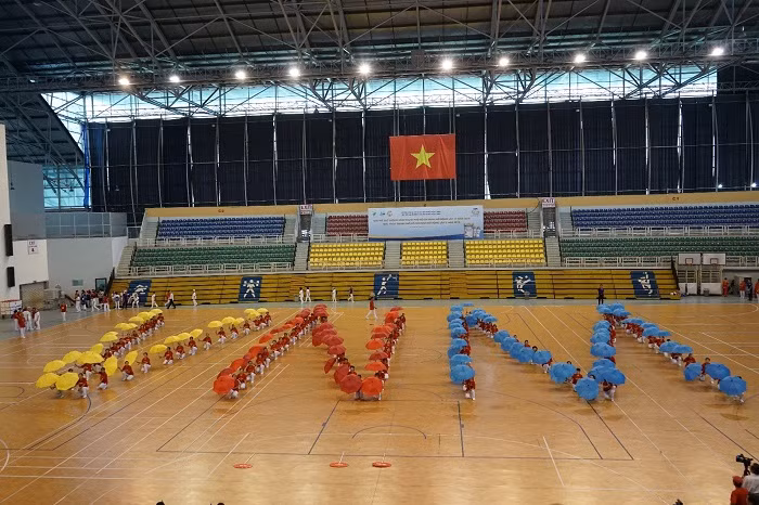 Lễ khai mạc với tiết mục đồng diễn dưỡng sinh xếp thành chữ VNM (Vinamilk) vô cùng đẹp mắt. Lễ khai mạc với tiết mục đồng diễn dưỡng sinh xếp thành chữ VNM (Vinamilk) vô cùng đẹp mắt.