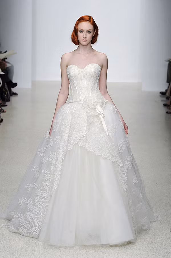 Ở NYC Bridal Market Week năm nay, bạn sẽ bắt gặp ren yểu điệu ở khắp nơi: trên cánh tay, vai, cổ và thân váy của Keneth Pool, Oscar de La Renta và Amsale. Xem thêm: Những mẫu váy cưới làm nức lòng cô dâu mùa hạ Ở NYC Bridal Market Week năm nay, bạn sẽ bắt gặp ren yểu điệu ở khắp nơi: trên cánh tay, vai, cổ và thân váy của Keneth Pool, Oscar de La Renta và Amsale. Xem thêm: Những mẫu váy cưới làm nức lòng cô dâu mùa hạ