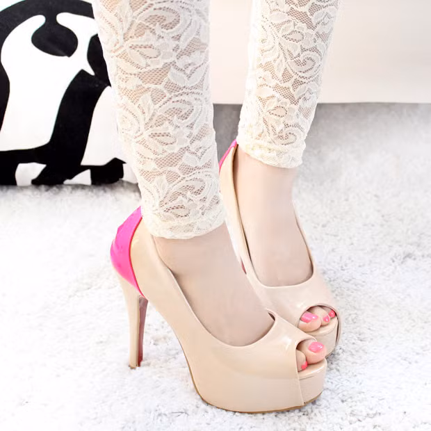 Đôi giày cao màu nude pha hồng tuyệt xinh, có phần bàn trên đế cao, tạo sự vững chắc tự tin cho mỗi bước đi của bạn gái. (Ảnh: HB) Xem thêm: Bộ sưu tập sandal, giày hè tuyệt xinh cho bạn gái.