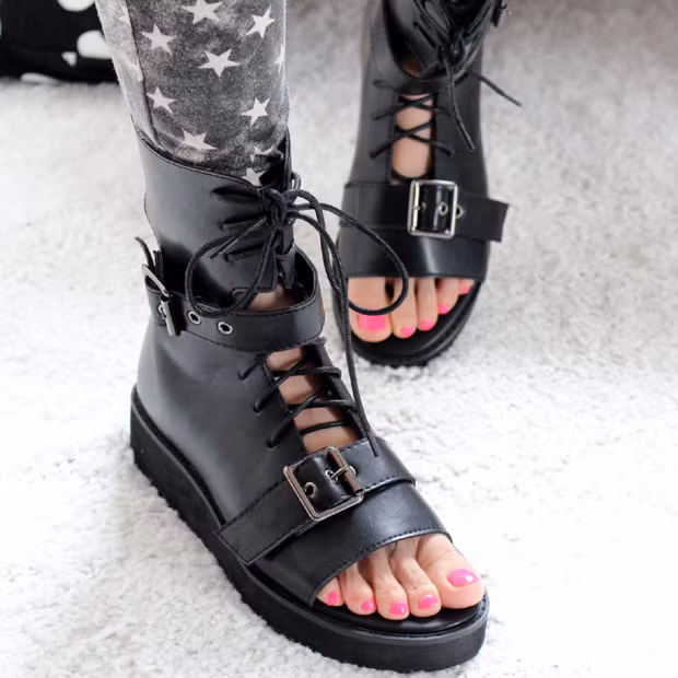 Hầm hố, mang hơi hướng "chiến binh", bạn có thể cưỡng lại ma lực từ mẫu sandal này không? (Ảnh: HB) Xem thêm: Bộ sưu tập sandal, giày hè tuyệt xinh cho bạn gái.