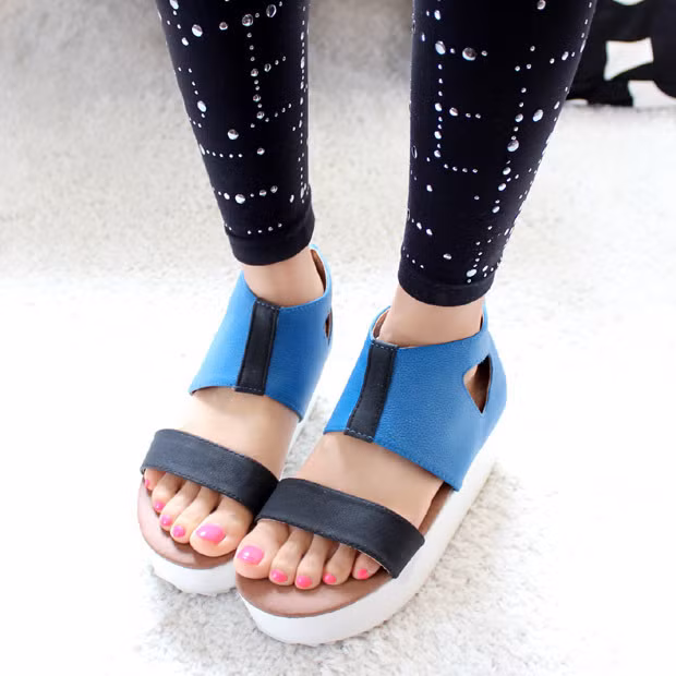 Nếu không lo bị cháy nắng ngạy hè, bạn hãy diện đôi sandal này với quần jeans và áo sơ mi phá cách nhé. (Ảnh: HB) Xem thêm: Bộ sưu tập sandal, giày hè tuyệt xinh cho bạn gái.