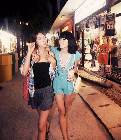 Hay thay vì shorts jeans, bạn có thể chọn shorts giả váy mềm mại.