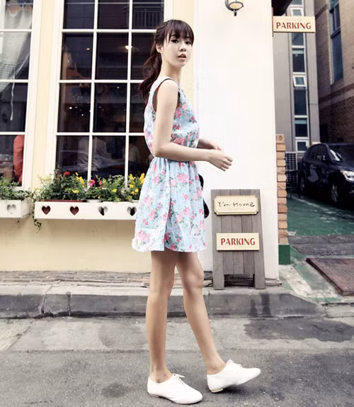 Không quá điệu đà, kiểu cách, sử dụng những tone màu trẻ trung, rực rỡ để "bắt nắng", và đặc biệt là không thể thiếu đi họa tiết thật vui nhộn, chỉ cần ghi nhớ các nguyên tắc cơ bản này là bạn đã có thể yên tâm về những chiếc váy do mình chọn rồi đấy!