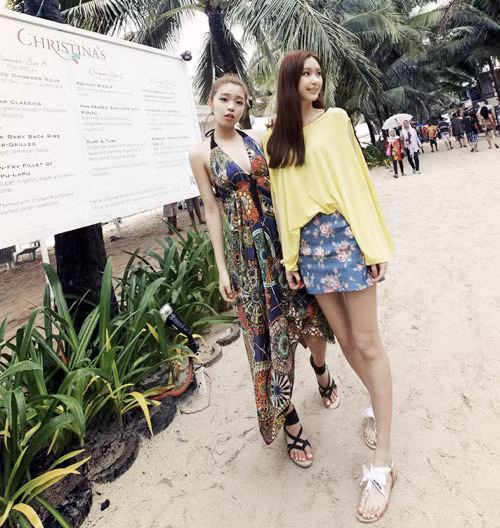 Năng động hơn, bạn có thể chọn cách mix áo pull free size với chân váy ngắn và sandal bệt tiện dụng.