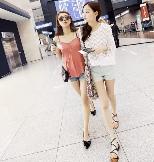 Áo pull + shorts dáng rộng trở nên hợp với biển hơn khi bạn mix kèm mũ Amish.