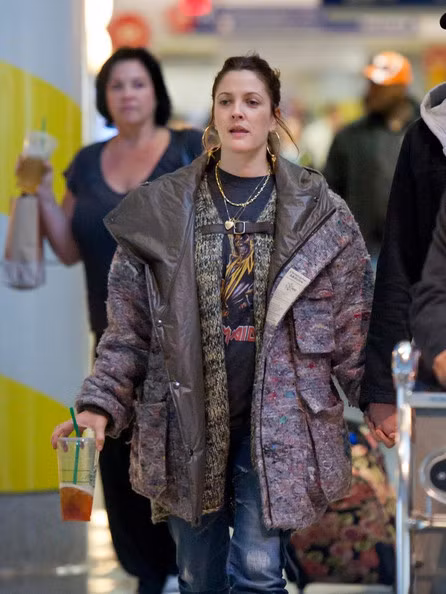 Bỏ qua chiếc áo có phần lôi thôi thì gương mặt Drew Barrymore quả thật rất trẻ trung khi không có son phấn. Xem thêm: Điểm danh những chiếc "cằm mới" của Sao Việt.