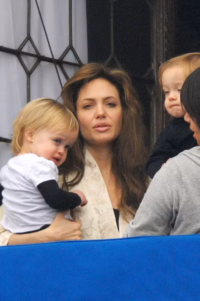 Angelina Jolie bị bắt gặp khi đang dỗ con ngoài ban công. Dù gương mặt rất ngái ngủ nhưng rõ ràng cô vẫn là một phụ nữ đẹp. Xem thêm: Điểm danh những chiếc "cằm mới" của Sao Việt.