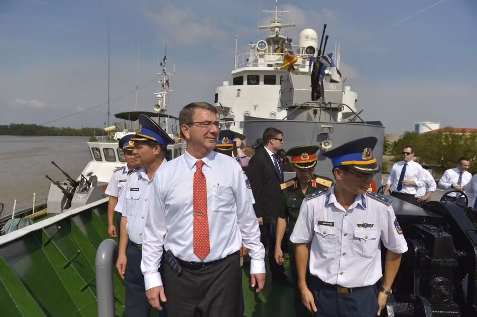 Bộ trưởng Quốc phòng Hoa Kỳ Ash Carter lên thăm tàu Cảnh sát biển Việt Nam bị tàu Trung Quốc đâm hỏng trong khủng hoảng giàn khoan 981 Trung Quốc xâm phạm vùng đặc quyền kinh tế Việt Nam.