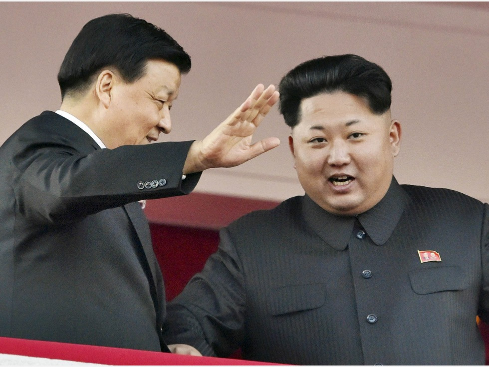 Ông Kim Jong-un và ông Lưu Vân Sơn trong lễ duyệt binh hôm 10/10 tại Bình Nhưỡng, ảnh: Đa Chiều.