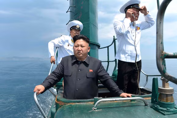 Chủ tịch CHDCND Triều Tiên Kim Jong-un thị sát tàu ngầm, ảnh: KCNA/Reuters.