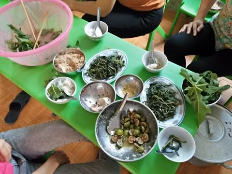 Bữa ăn nghèo nàn chỉ với đĩa rau muống, bát sung muối và đĩa muối lạc của giáo viên trường Mầm Non Yên Lâm. Ảnh: Thiên Minh