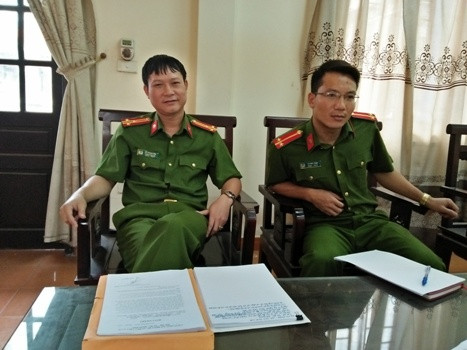 Thượng tá Đỗ Trung Kiên (trái) Chánh thanh tra Bộ tư lệnh Cảnh sát cơ động trao đổi với phóng viên. Ảnh: THỤY DU. Thượng tá Đỗ Trung Kiên (trái) Chánh thanh tra Bộ tư lệnh Cảnh sát cơ động trao đổi với phóng viên. Ảnh: THỤY DU.