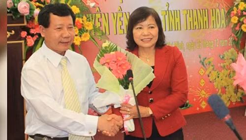 Bà Ngô Thị Hoa - Cựu Chủ tịch huyện Yên Định (áo đỏ, bên phải) bị kỷ luật cảnh cáo vì tuyển dụng sai nhiều lao động trong ngành giáo dục (ảnh đăng trên Báo Thanh tra Chính phủ).