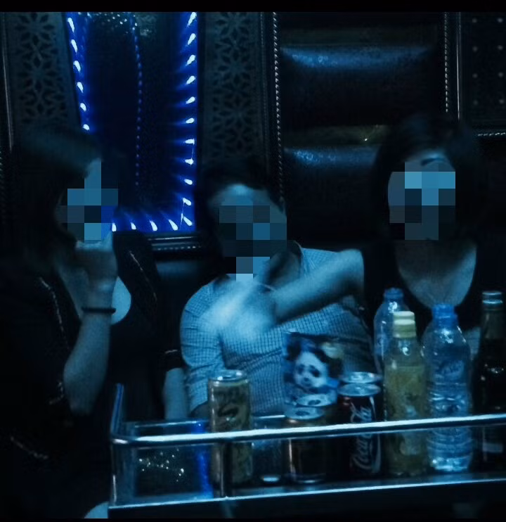 Người đàn ông ngồi giữa hai phụ nữ lạ sau đó được xác định là ông Đỗ Xuân Bắc, Giám đốc Bảo hiểm xã hội huyện Khoái Châu. Ảnh người dân cung cấp.