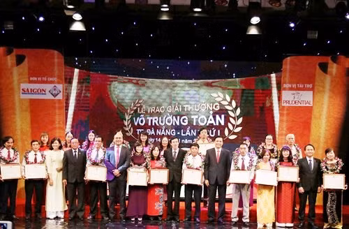 20 thầy cô giáo được trao giải thưởng Võ Trường Toản vào năm 2016. 20 thầy cô giáo được trao giải thưởng Võ Trường Toản vào năm 2016.