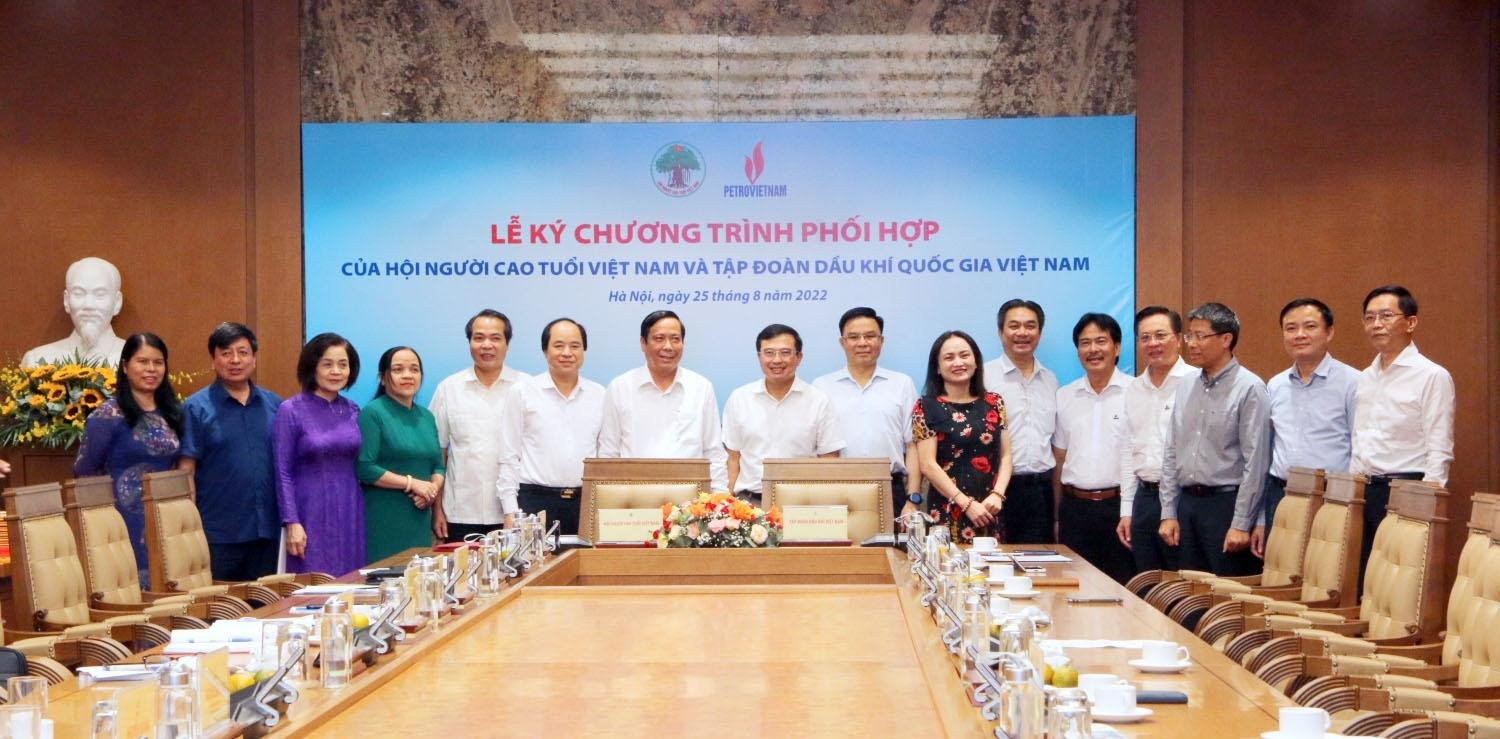 Lãnh đạo Hội Người cao tuổi Việt Nam và Petrovietnam tại buổi lễ. Ảnh: PVN Lãnh đạo Hội Người cao tuổi Việt Nam và Petrovietnam tại buổi lễ. Ảnh: PVN