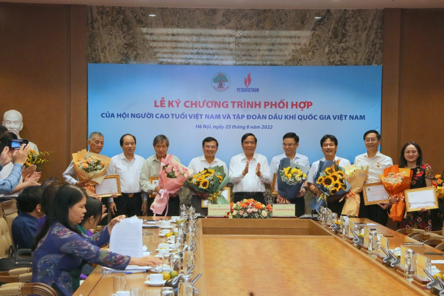Lãnh đạo Hội Người cao tuổi Việt Nam trao Kỷ niệm chương "Vì sự nghiệp chăm sóc và phát huy vai trò người cao tuổi Việt Nam" cho các đồng chí lãnh đạo tại Tập đoàn. Ảnh: PVN Lãnh đạo Hội Người cao tuổi Việt Nam trao Kỷ niệm chương "Vì sự nghiệp chăm sóc và phát huy vai trò người cao tuổi Việt Nam" cho các đồng chí lãnh đạo tại Tập đoàn. Ảnh: PVN