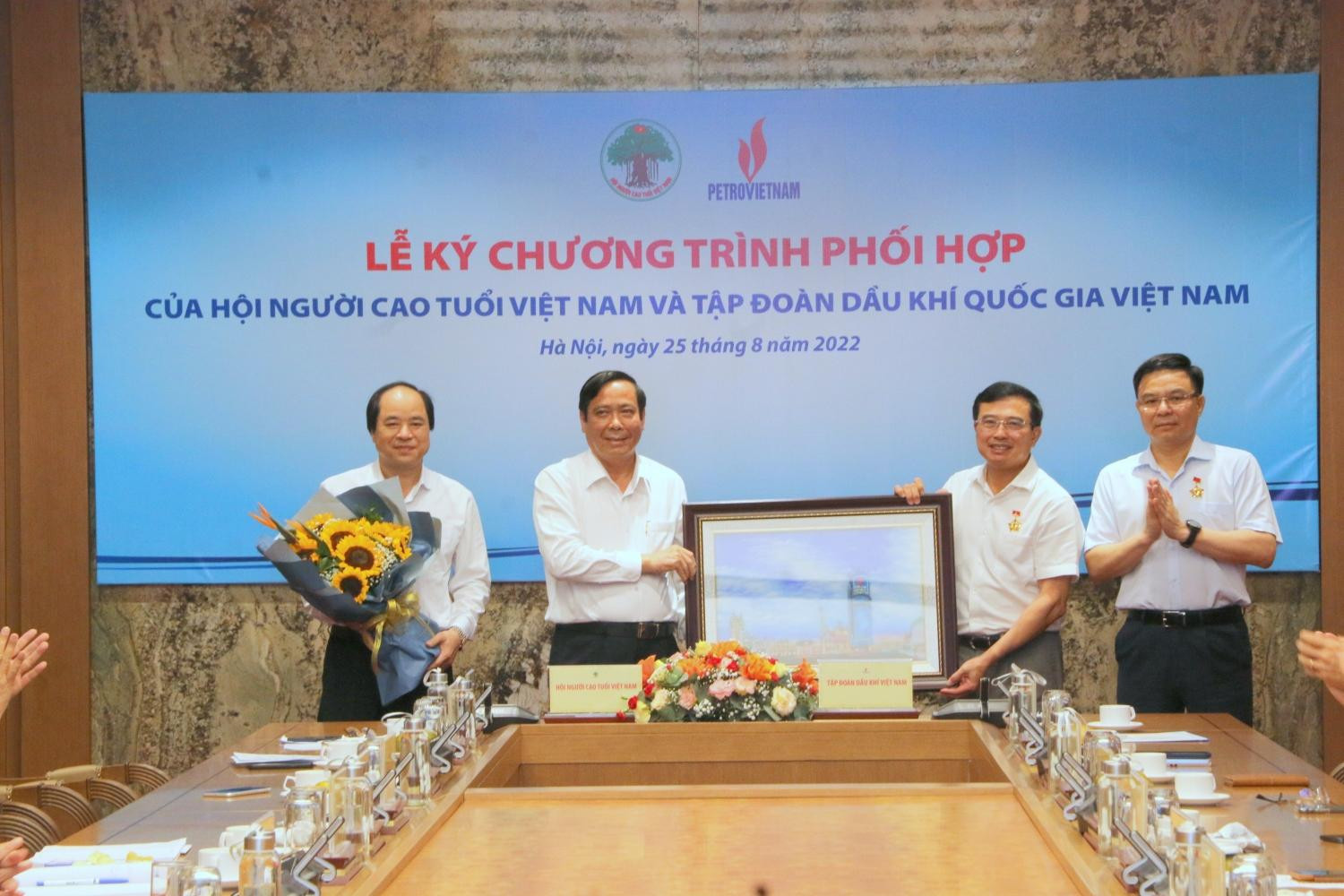 Lãnh đạo Tập đoàn trao tặng ảnh lưu niệm cho Hội Người cao tuổi Việt Nam. Ảnh: PVN Lãnh đạo Tập đoàn trao tặng ảnh lưu niệm cho Hội Người cao tuổi Việt Nam. Ảnh: PVN
