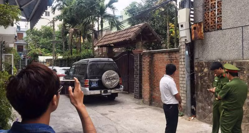 Công an đang tiến hành khám xét tại nhà riêng của hai cựu Chủ tịch Đà Nẵng. Ảnh: AN