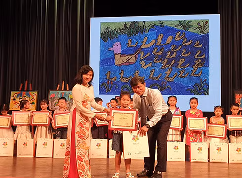 Lãnh đạo Sở Giáo dục và Đào tạo Thành phố Hồ Chí Minh trao giải thưởng cho các em học sinh (ảnh: P.L) Lãnh đạo Sở Giáo dục và Đào tạo Thành phố Hồ Chí Minh trao giải thưởng cho các em học sinh (ảnh: P.L)