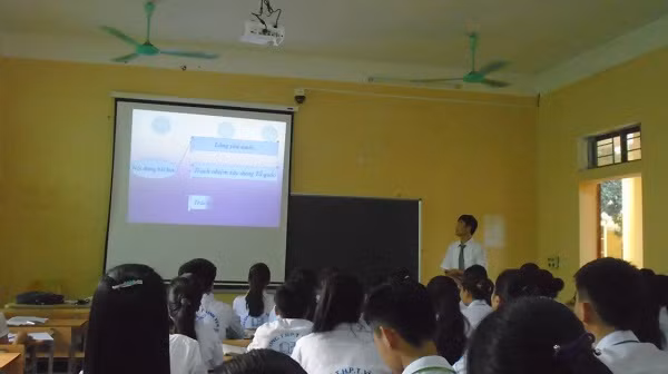 Trước đây, giáo dục nặng về dạy chữ thì giờ chuyển sang dạy làm người ảnh 3
