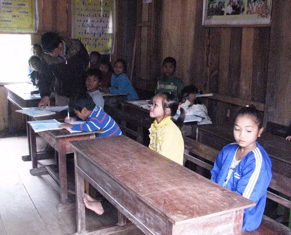 Những người thầy luôn bám trường, bám lớp mang con chữ đến nơi rừng sâu núi cốc (Ảnh: Thủy Phan)