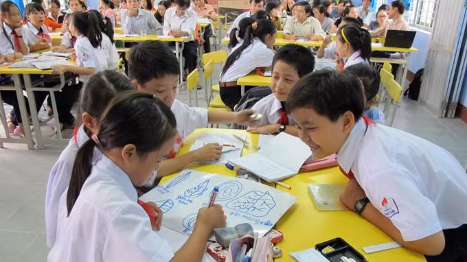 Trước đây, giáo dục nặng về dạy chữ thì giờ chuyển sang dạy làm người ảnh 4