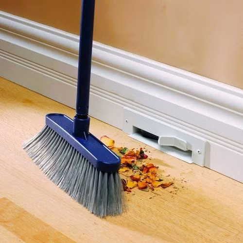 Người Việt quan niệm kiêng quét nhà trong ba ngày Tết vì cho rằng sẽ quét hết vận đỏ đi khỏi nhà