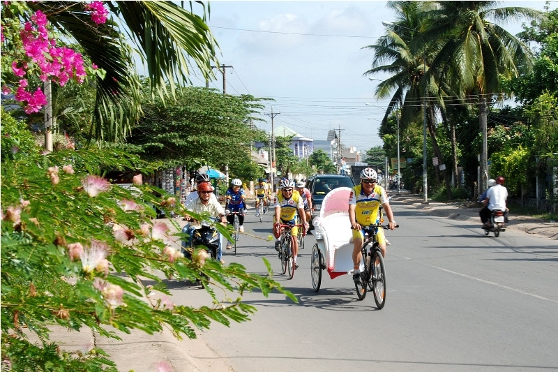 Một thành viên trong câu lạc bộ giúp chú rể mang xe đạp đến nhà cô dâu, tập kết trước. Ảnh: Diễn đàn xe đạp