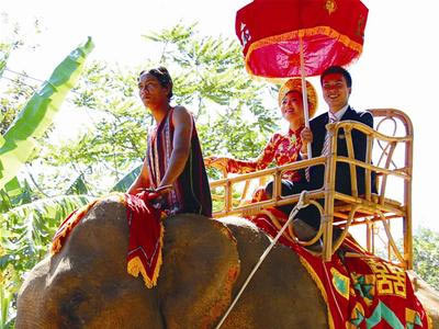 Cô dâu Đặng Thị Họa Mi - kiều nữ huyện Lăk, là nhân viên Ngân hàng Đầu tư và phát triển Đà Lạt , chú rể Lê Mạnh Thắng - tài nam Bảo Lộc đang là cảnh sát giao thông tỉnh Lâm Đồng. Cả hai đều là con đầu lòng, giỏi giang tài sắc, niềm tự hào của hai họ nên đã được cha mẹ đôi bên quyết định tổ chức một lễ cưới độc đáo, vui vẻ không đâu sánh bằng. Ảnh: Nguyễn Quyền (Tiền phong)