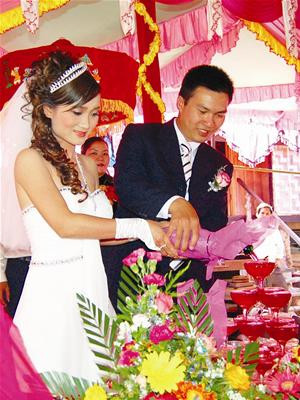 Đoàn đưa dâu diễu hành hơn một cây số qua thị trấn, thẳng tiến tới khu du lịch buôn Jun ven hồ Lăk. Tại đó, phông rạp đã dựng sẵn, mâm bàn đã bày dưới gầm nhà sàn, âm thanh cồng chiêng tưng bừng rộn rã. Ảnh: Nguyễn Quyền (Tiền phong)