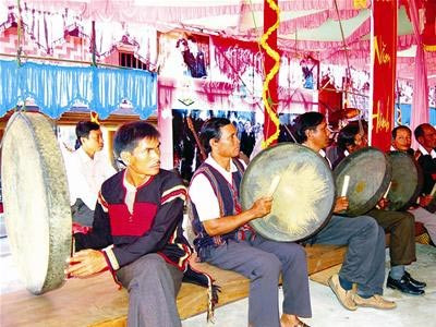 Tiệc cưới diễn ra thân mật, đầm ấm, gọn ghẽ, mang ấn tượng đẹp về văn hóa độc đáo của cả xứ Voi Đăk Lăk lẫn xứ Hoa Lâm Đồng. Tan tiệc, hai họ lại lên lưng voi tiễn dâu đến hết thị trấn. Tại đó, đoàn ô tô phía đàng trai đã chờ sẵn để đón dâu qua vùng đất bạt ngàn trà Bảo Lộc. Ảnh: Nguyễn Quyền (Tiền phong)