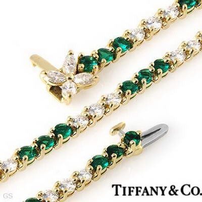 Được mang đến bởi nhãn hiệu Graff, món đồ trang sức lộng lẫy và đắt giá này được kết từ những viên kim cương và titan. Chúng được bán với giá 400.000 đô la mỹ (7,6 tỷ đồng). Ảnh: Internet