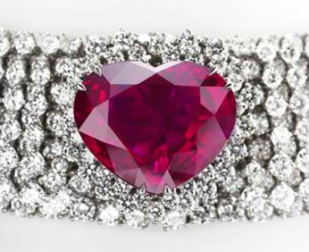 Mặt dây chuyền là một viên ruby nặng 40,63 carat, những viên kim cương nạm kín trên bề mặt dây chuyền có trọng lượng 155 carat. Không chỉ vậy, Heart of the Kingdom đã được các chuyên gia đá quý kiểm chứng về sự hiếm có của nguồn gốc xuất xứ. Ảnh: World Most Expensive