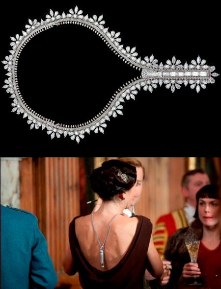 50 carat kim cương được sử dụng để trang trí dây chuyền Van Cleef & Arpels Zip làm từ vàng trắng 18K tuyệt đẹp. Những người thợ kim hoàn đã mất tới 600 giờ để hoàn thiện tác phẩm nghệ thuật. Ngoài tác dụng dây chuyền, Van Cleef & Arpels Zip còn có thế sử dụng như một vòng đeo tay. Chỉ cần kéo khóa cho tới khi vừa khít cổ tay, bạn đã sở hữu một lắc tay độc đáo trị giá 1,2 triệu USD. Ảnh: World Most Expensive